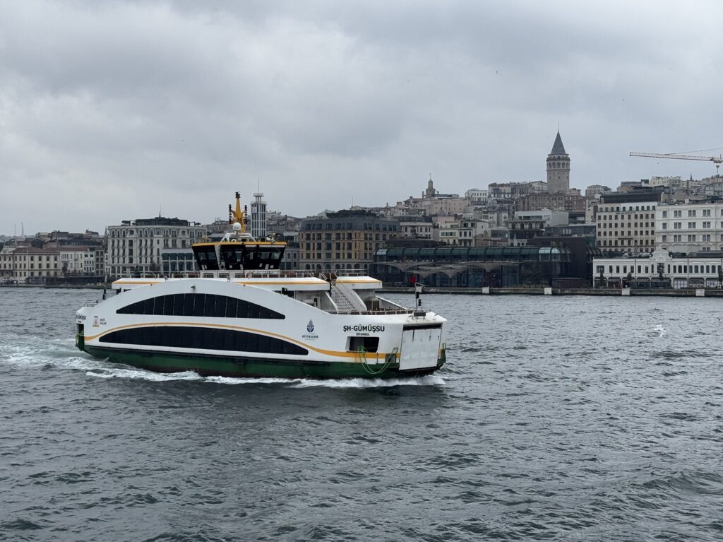 Un vapur devant le quartier de Galata, avec sa tour médiévale du même nom