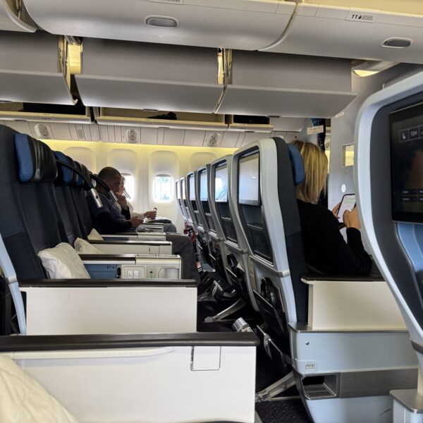 La vue sur la cabine Premium Comfort d'un Boeing 777-300ER de KLM