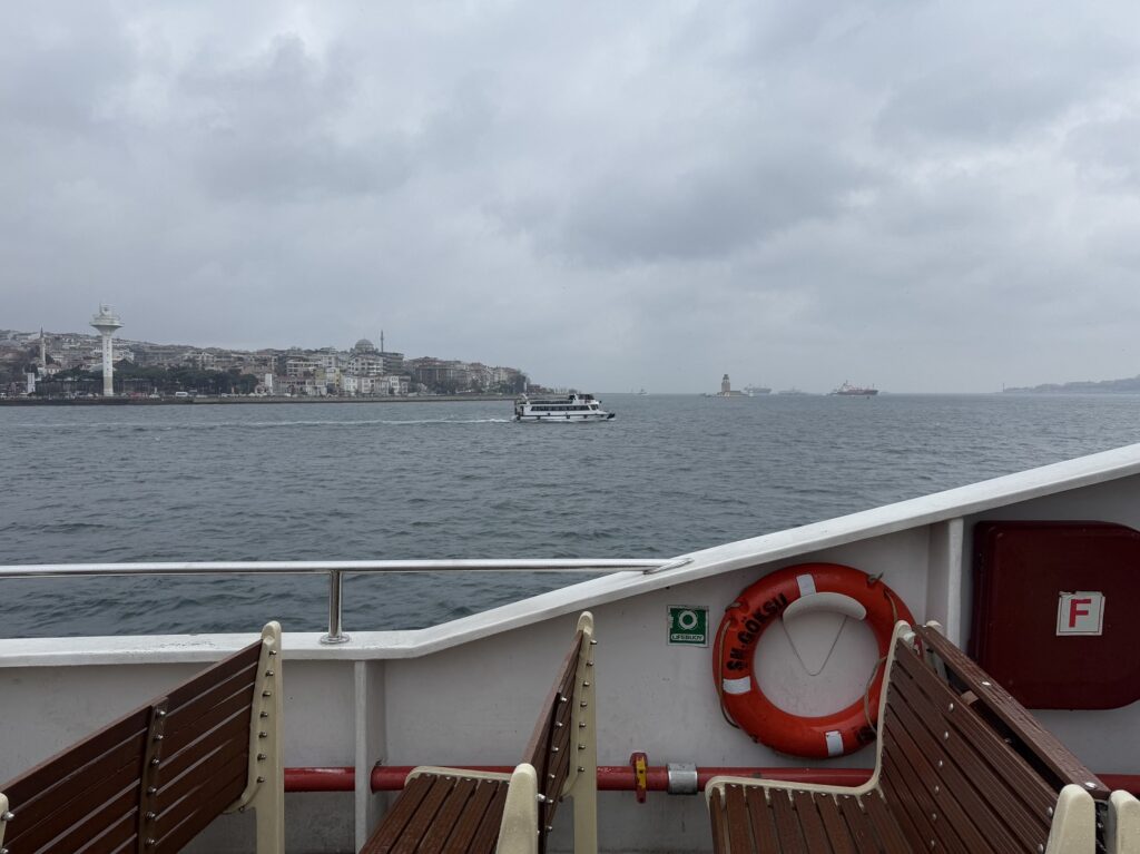 La vue sur la tour Léandre, avant d'arriver dans le quartier d'Üsküdar (sur la rive asiatique du Bosphore)