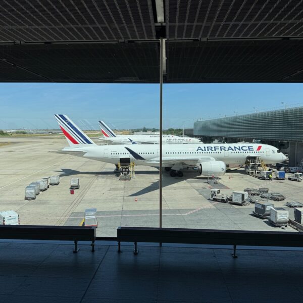 Vue sur un Airbus A350 de la compagnie Air France, au niveau de la liaison entre le terminal 2F et le hall L du terminal 2E, à Roissy
