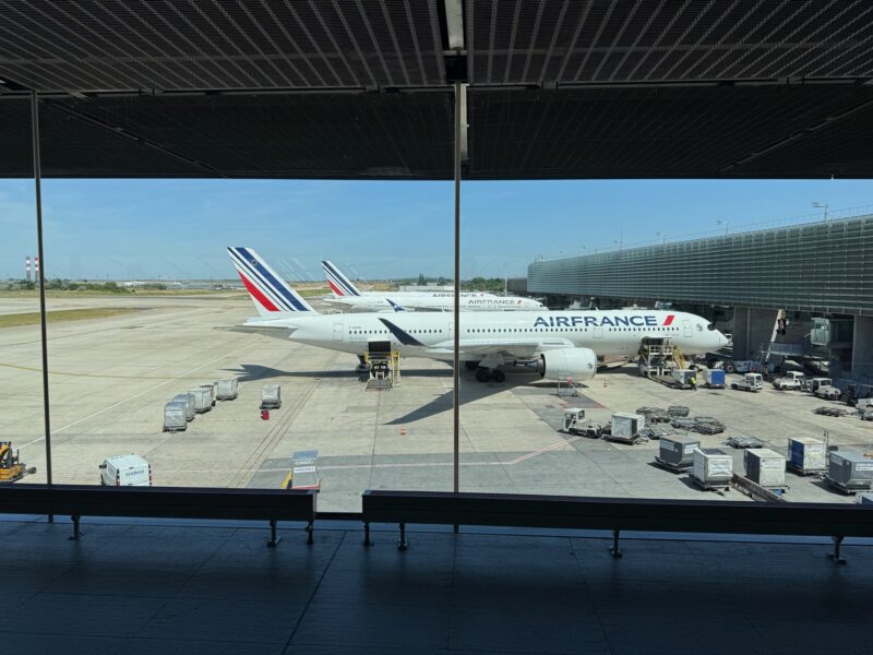 Vue sur un Airbus A350 de la compagnie Air France, au niveau de la liaison entre le terminal 2F et le hall L du terminal 2E, à Roissy