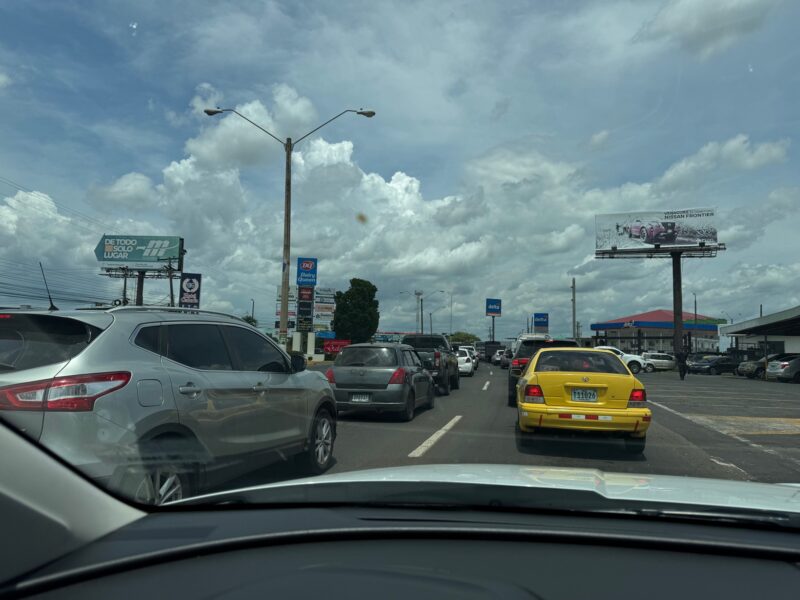 Des embouteillages sur la route Panaméricaine, lors de la traversée de Santiago de Veraguas