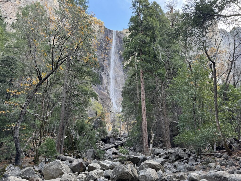 La Bridalveil Fall est l'une des rares cascades du parc de Yosemite à couler toute l'année