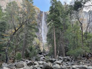 La Bridalveil Fall est l'une des rares cascades du parc de Yosemite à couler toute l'année