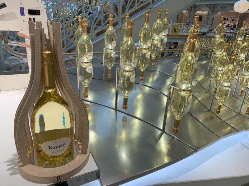Une œuvre décorative à la Samaritaine à base de bouteilles de champagne Ruinart
