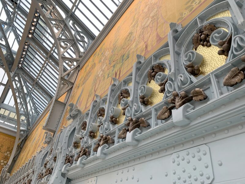 Détail des sculptures métalliques sur les murs au dernier étage de la Samaritaine
