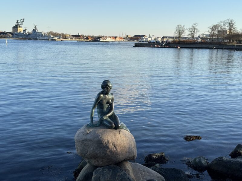 Vue de détail sur la statue de la Petite Sirène à Copenhague, créée en 1913 par l'artiste Edvard Eriksen