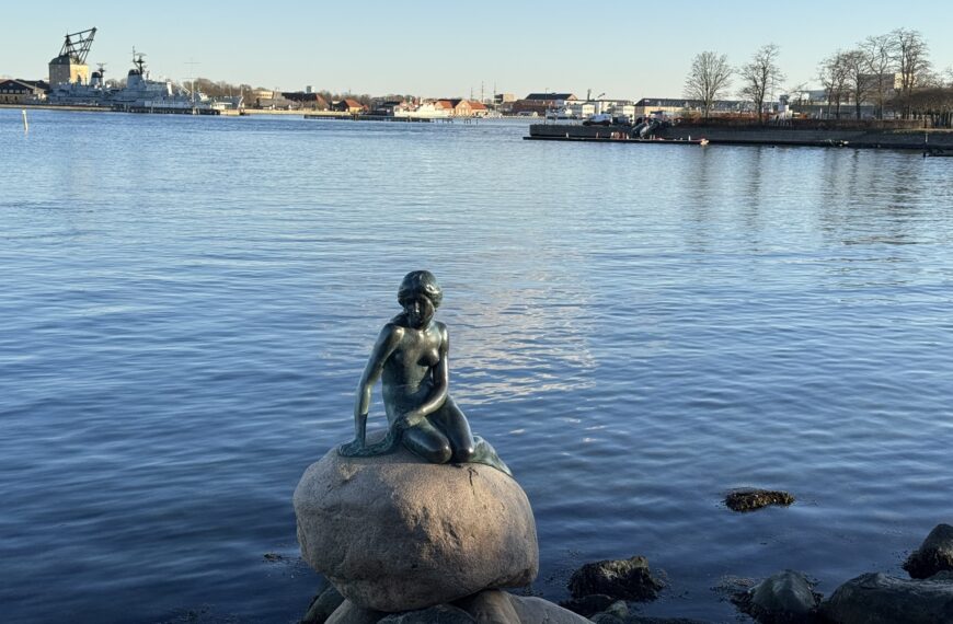 Vue de détail sur la statue de la Petite Sirène à Copenhague, créée en 1913 par l'artiste Edvard Eriksen