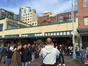 La devanture du plus vieux magasin Starbucks du monde