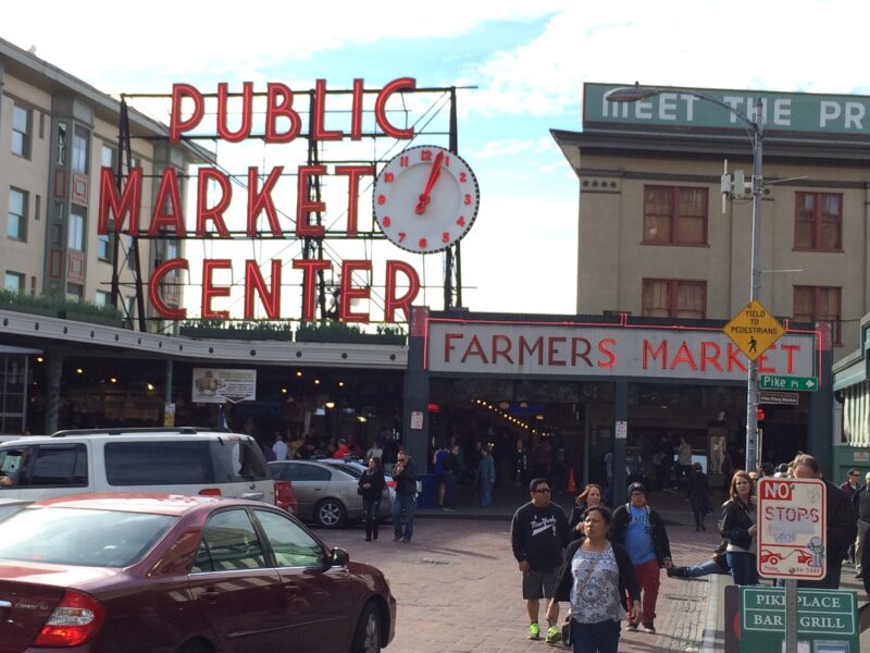 L'enseigne principale 'Public Market Center' et 'Farmers Market' du marché de Pike Place à Seattle