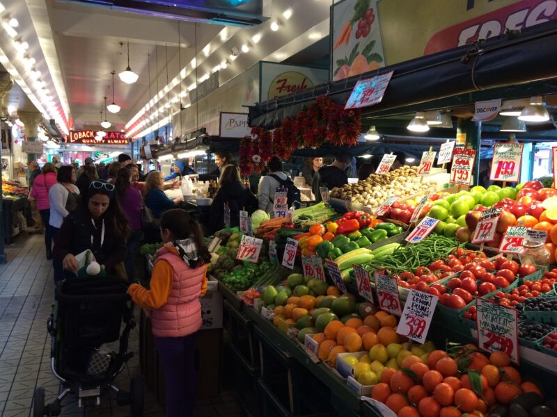 L'étal d'un marchand de fruits et légumes au Pike Place Market de Seattle