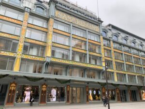 Vue sur la façade de la Samaritaine à Paris