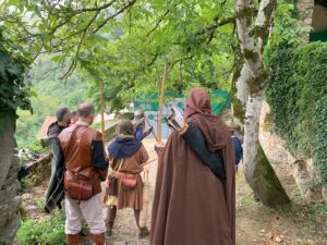 Des archers en costume d'époque, pendant une fête médiévale à Hautpoul dans le Tarn