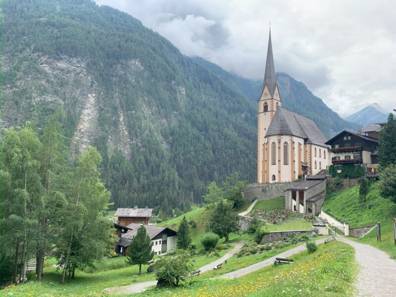 L'église Saint-Vincent à Heiligenblut, nichée au cœur de la vallée de la Möll
