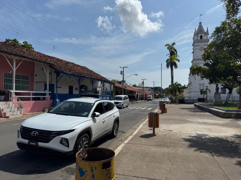 Se garer dans les villages au Panama, c'est facile : cherchez l'église, autour de laquelle se trouvent toujours de nombreuses places de stationnement (ici, à Los Santos)