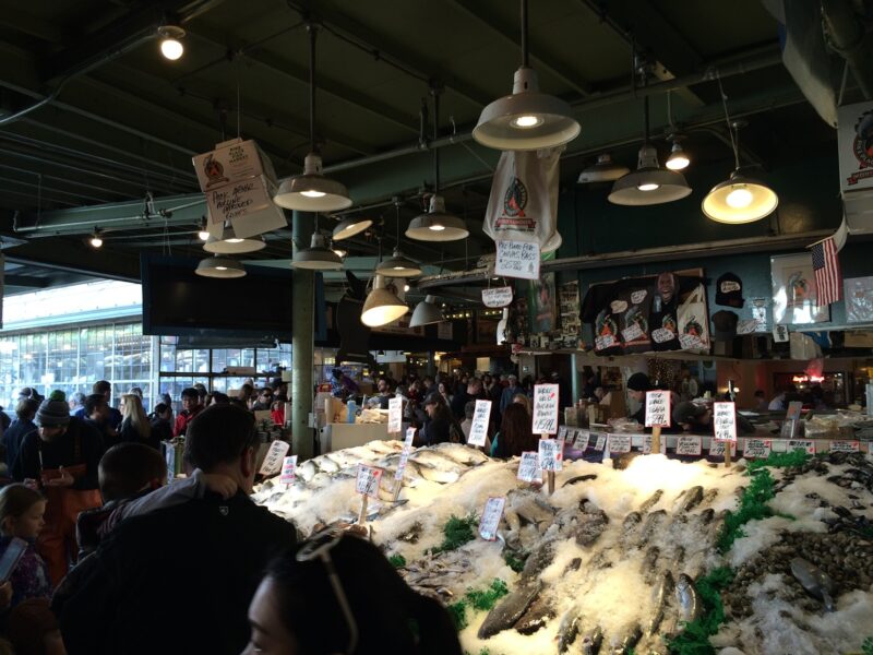 L'étal de la poissonnerie du Fish Market où on suit la tradition du lancer de poissons