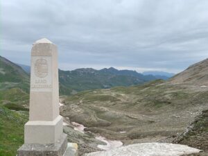 Un monument avec l'inscription "Land Salzburg" sur la route du Grossglockner en Autriche