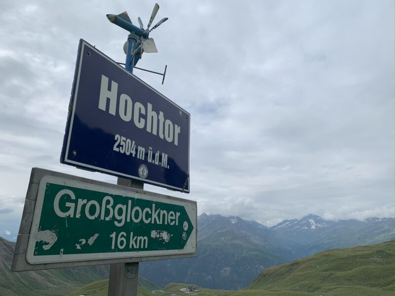 Panneau routier au niveau du col du Hochtor, indiquant l'altitude (250 mètres) et la distance au Grossglockner (16 kilomètres)
