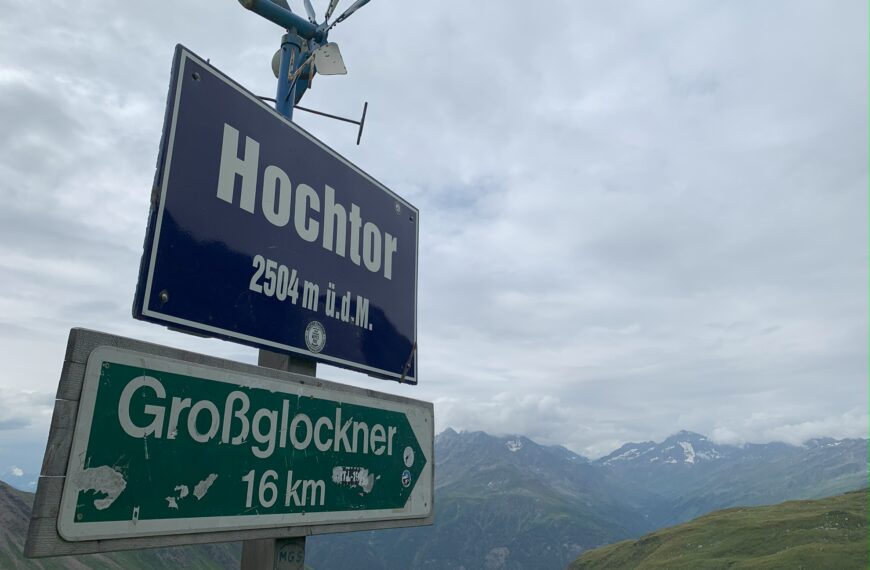 Panneau routier au niveau du col du Hochtor, indiquant l'altitude (250 mètres) et la distance au Grossglockner (16 kilomètres)