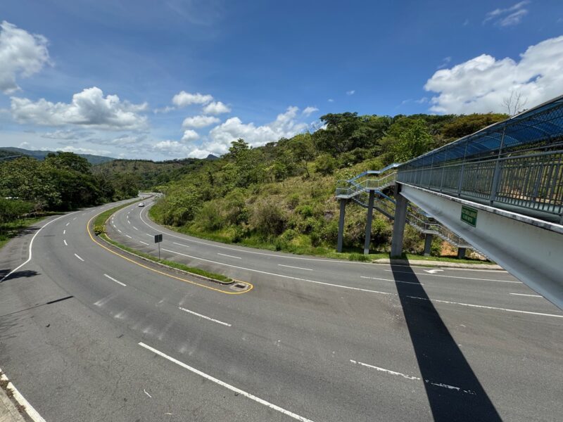 Une passerelle au-dessus de la route Panaméricaine, au niveau du barrage de Barro Blanco (entre Santiago de Veraguas et David)