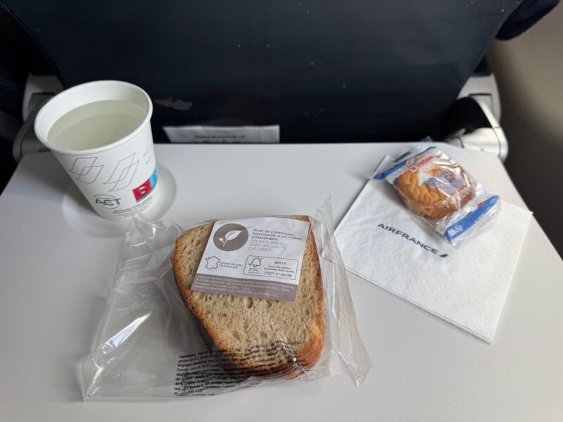 Le repas (ou collation) servie à bord du vol AF1052 vers Tbilissi
