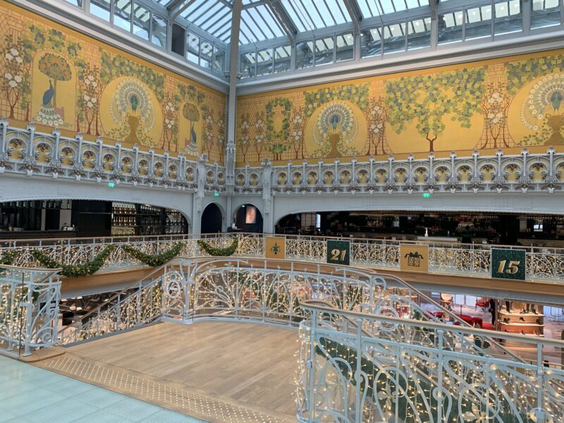 Le haut de l'escalier monumental de la Samaritaine, avec la fresque murale Art nouveau et la base de la verrière au-dessus