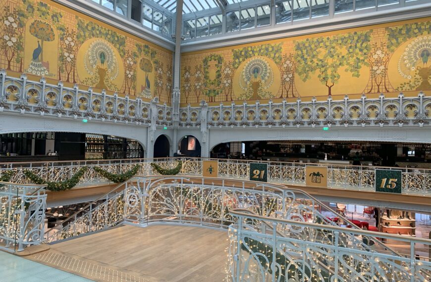 Le haut de l'escalier monumental de la Samaritaine, avec la fresque murale Art nouveau et la base de la verrière au-dessus