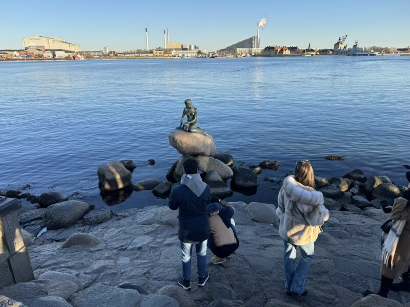 La statue de la Petite Sirène à Copenhague peut surprendre par sa taille : seulement 1,25 mètre de haut !