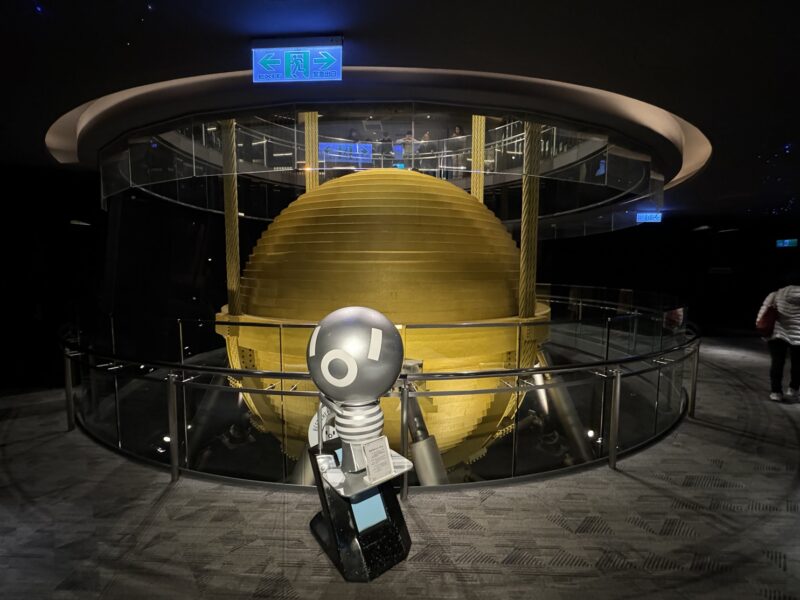 L'amortisseur de masse de la tour Taipei 101, avec un robot au premier-plan