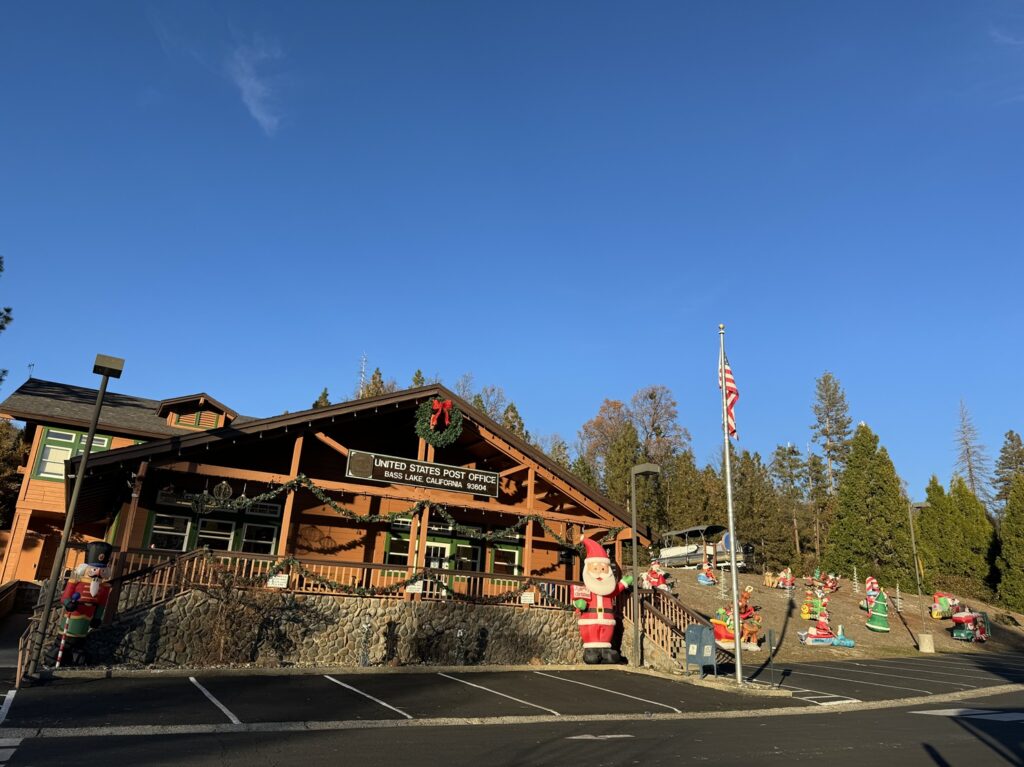Le bureau de poste de Bass Lake, à la sortie sud du Yosemite, décoré pour les fêtes de Noël