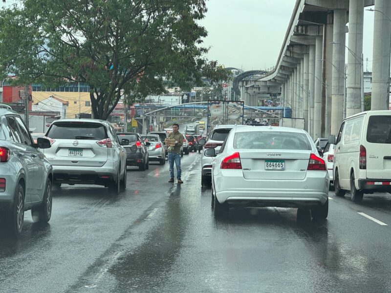 Sur la route, au milieu des embouteillages de Panama City, des vendeurs n'hésitent pas à vous proposer des fruits ou autres victuailles : un peu risqué (pour eux) !
