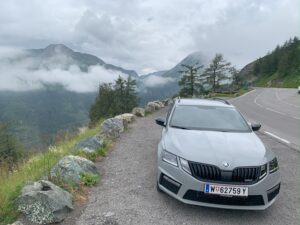 Ma voiture de location (une Skoda Octavia) sur la route du Grossglockner en Autriche