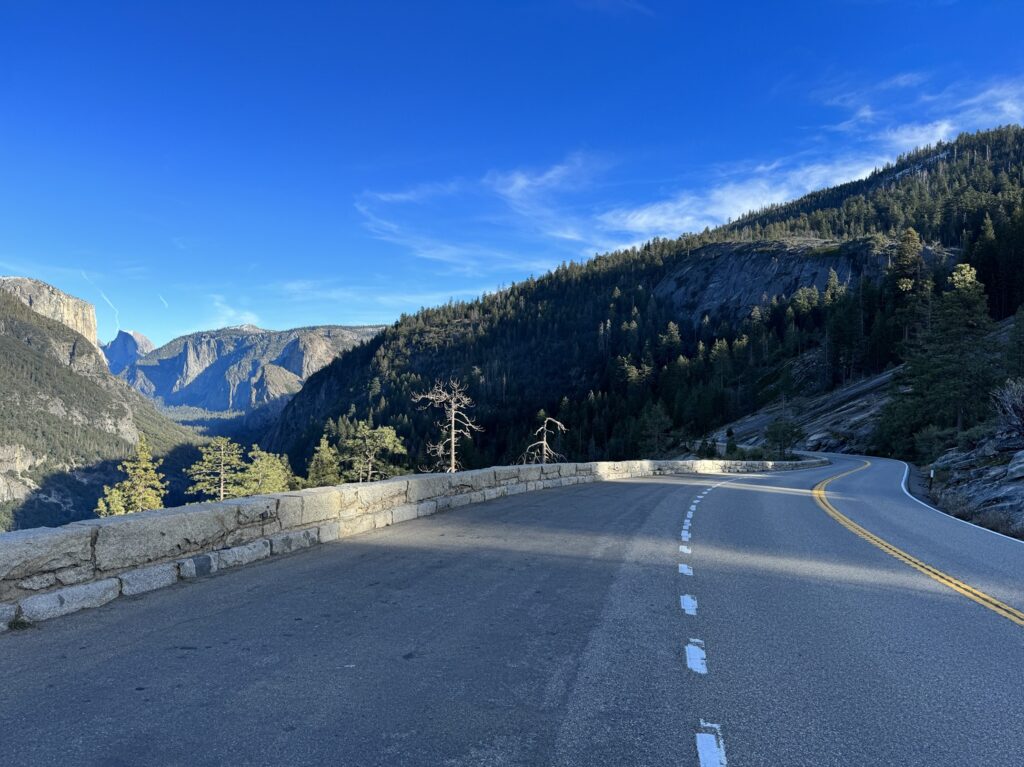 Juste avant le Wawona Tunnel, un parking permet de profiter de la vue la plus photogénique du parc national de Yosemite (Tunnel View)