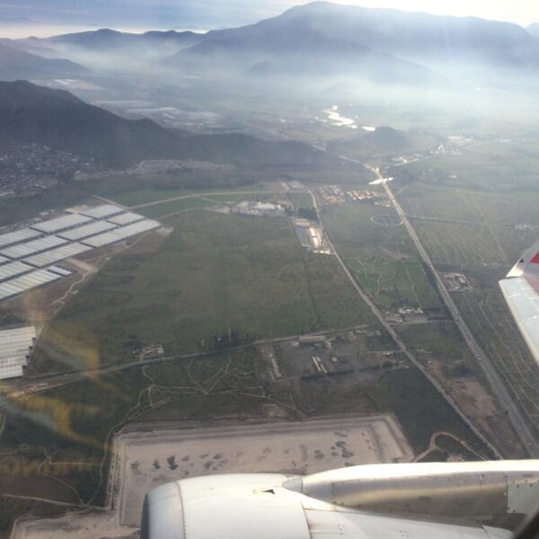 La vue depuis le hublot au décollage d'un Airbus A321 de Latam au Chili