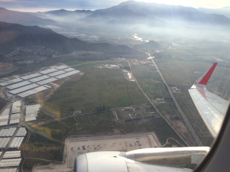 La vue depuis le hublot au décollage d'un Airbus A321 de Latam au Chili