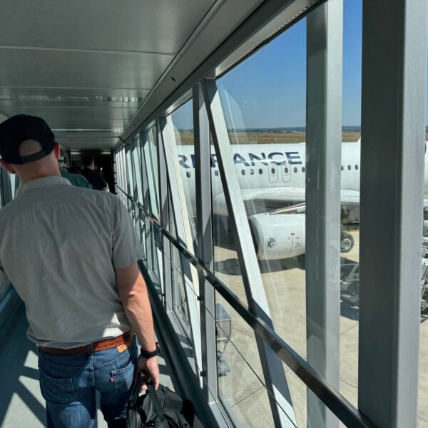 Vue depuis la passerelle sur notre Airbus A320 (F-HEPE) à destination de Tbilissi, pendant l'embarquement du vol AF1052