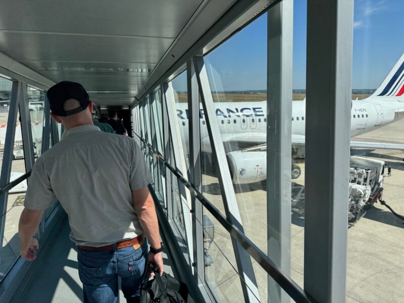 Vue depuis la passerelle sur notre Airbus A320 (F-HEPE) à destination de Tbilissi, pendant l'embarquement du vol AF1052