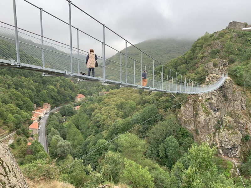 Vue sur la passerelle de Mazamet, en venant du parking côté Mazamet