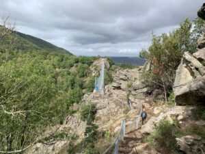 La vue sur la passerelle de Mazamet, en venant des hauteurs du village de Hautpoul