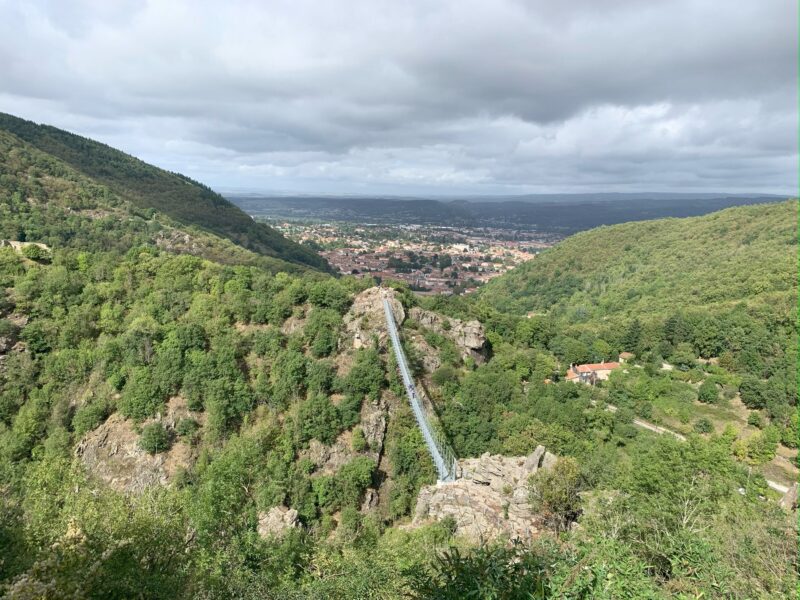 La vue sur la passerelle de Mazamet et la région depuis les hauteurs de Hautpoul