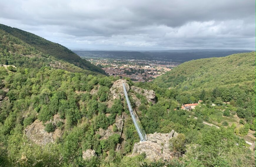 La vue sur la passerelle de Mazamet et la région depuis les hauteurs de Hautpoul