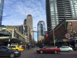 La vue sur Pike Street, depuis l'entrée principale du Pike Place Market à Seattle
