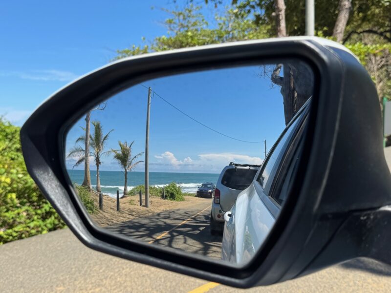 La vue dans le rétroviseur sur Playa Toro, à Pedasi au Panama