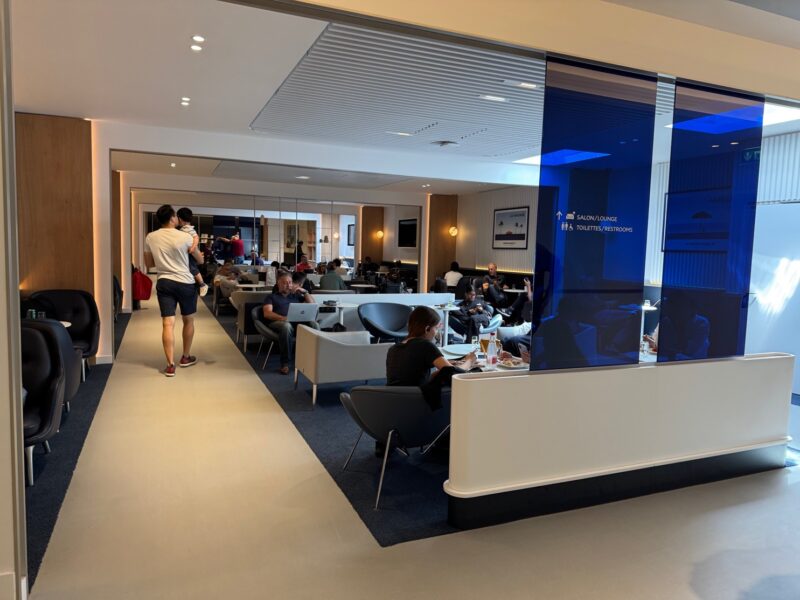 La vue à l'étage supérieur sur l'intérieur du salon Air France du terminal 2E, hall K (en juin 2025)
