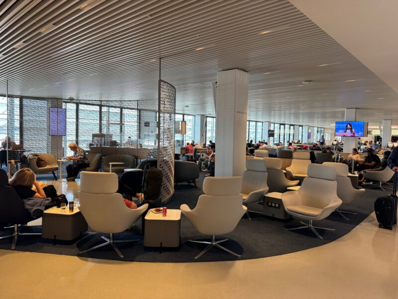 La vue sur l'intérieur du salon Air France du terminal 2E, hall L (en juin 2025)