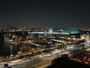 Vue sur Little Island depuis les terrasses du Whitney Museum, de nuit