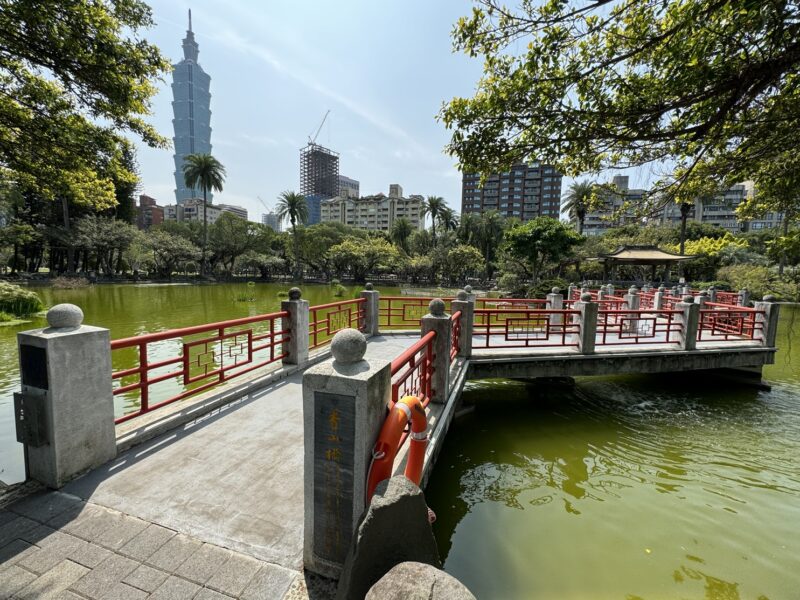 Vue sur la Taipei 101 (à gauche) et la Tsuei Heng Pagoda (à droite)
