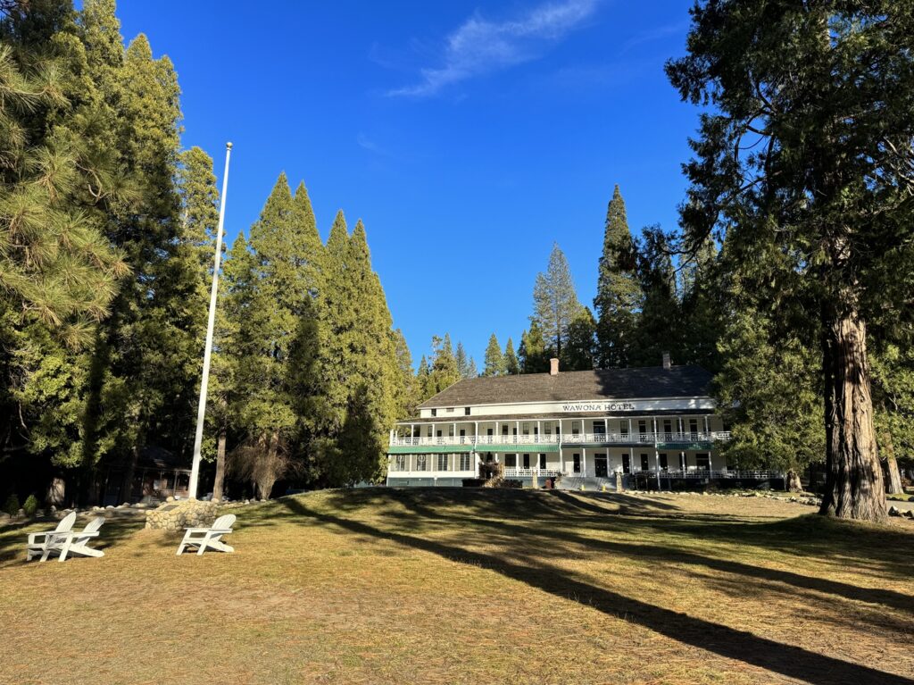 Le Wawona Hotel, ouvert en 1876 et classé monument historique, a conservé son architecture victorienne