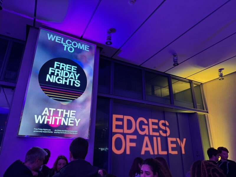 Panneau "Welcome to Free Friday Nights at the Whitney" pendant l'expoition Edges of Ailey