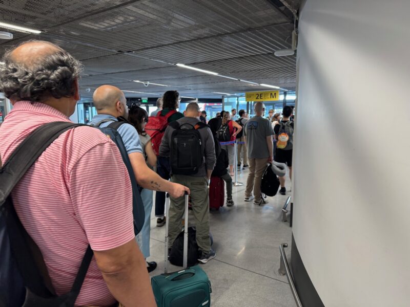 La zone d'attente pour la navette bleue, qui relie notamment le hall L et le hall K du terminal 2E de l'aéroport de Roissy